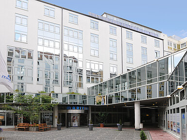 Façade moderne avec détails en verre et cour de l’hôtel Maritim Munich
