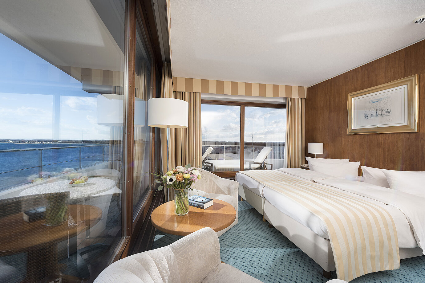 Chambre supérieure au Maritim Seehotel Timmendorfer Strand avec vue mer, lit double, coin salon et balcon.