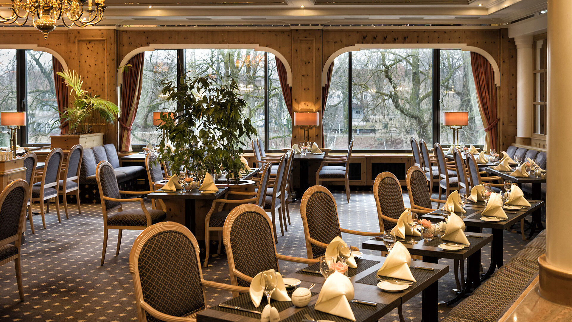 Country-style restaurant with wood panelling and large windows at the Maritim Hotel Ulm