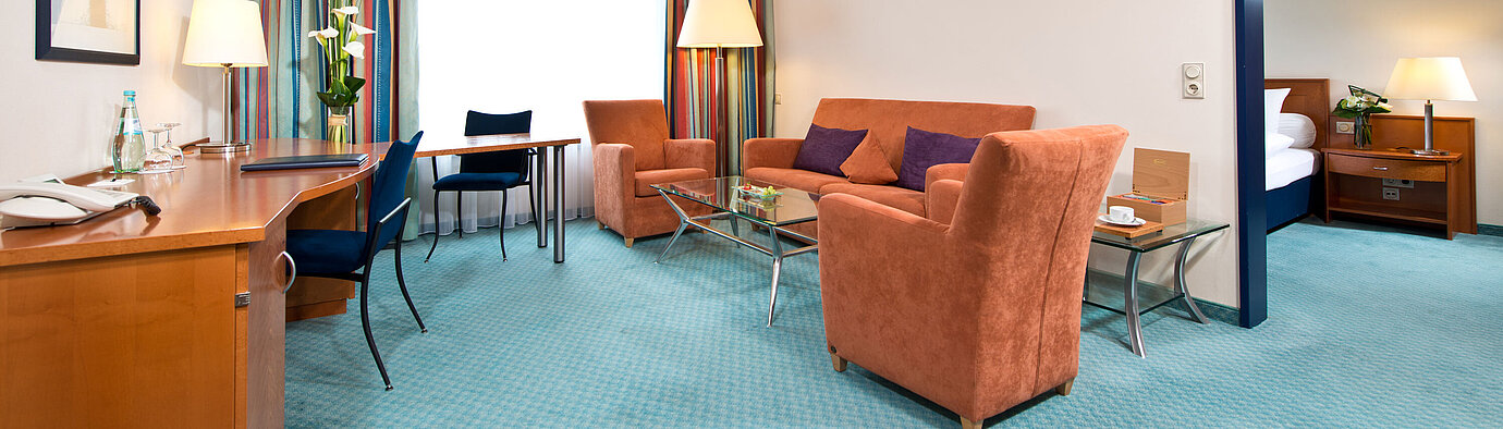 Suite principale élégante à l'hôtel Maritim Frankfurt avec chambre séparée, salon spacieux et équipements modernes.
