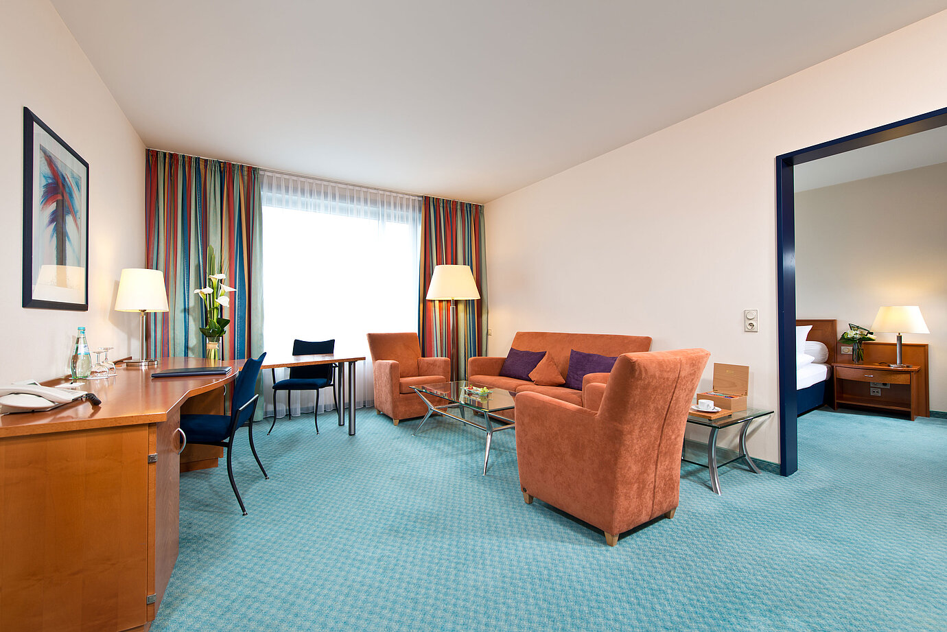Suite master elegante al Maritim Hotel Frankfurt con camera separata, soggiorno spazioso e servizi moderni.
