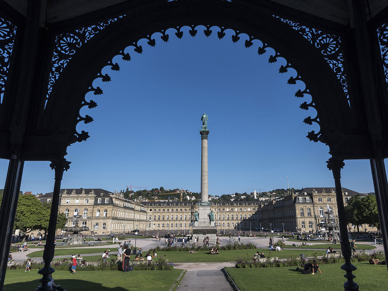 Vue sur la colonne du jubilé, encadrée par le pavillon de musique