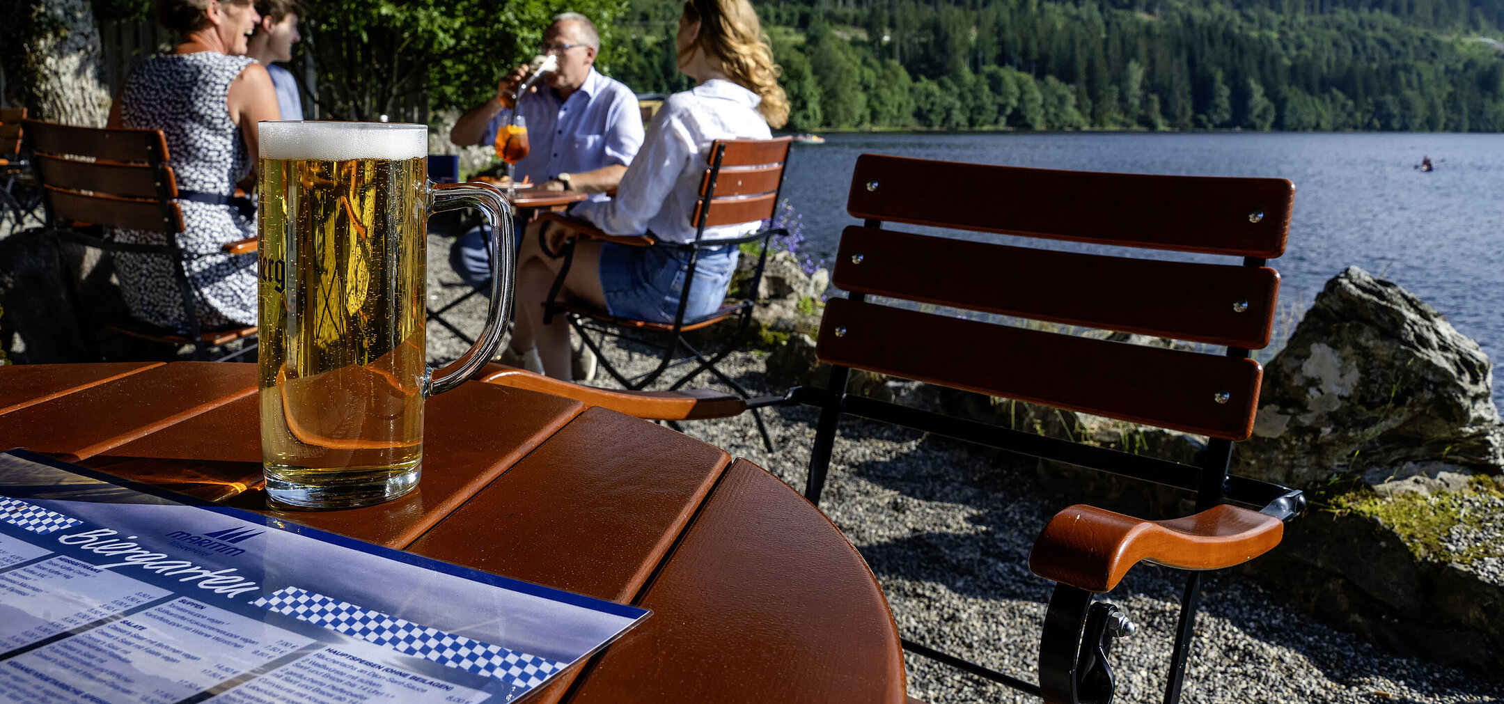 Beer garden Bière fraîche sur la table du Biergarten de l'hôtel Maritim Titisee au bord du lac