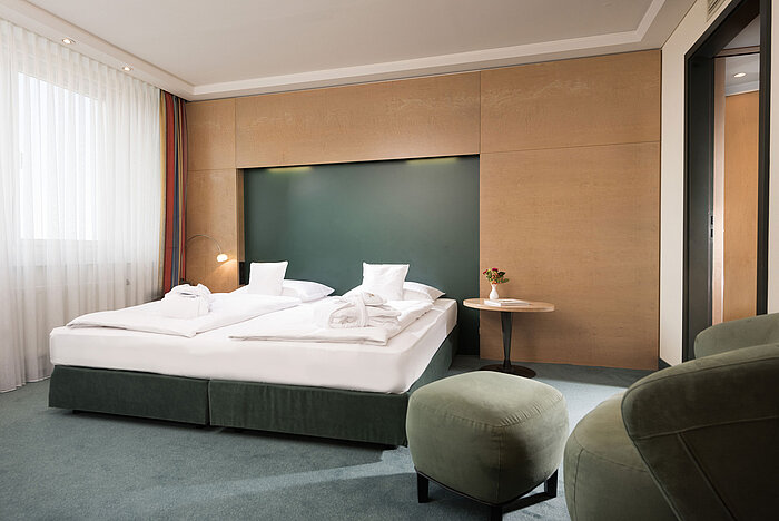 Chambre avec lit double dans la Junior Suite de l’hôtel Maritim proArte Berlin.