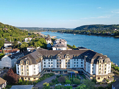 Vista exterior del Maritim Hotel Königswinter con vistas al río Rin, al valle del Rin y a los viñedos cercanos.
