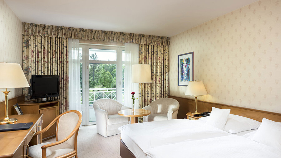 Camera doppia luminosa con balcone e salottino al Maritim Hotel Bad Wildungen