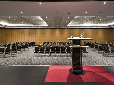 Grande salle de conférence à l'hôtel Maritim proArte Berlin, équipée pour des présentations et des événements.