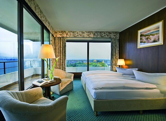 Chambre Supérieure Plus au Maritim Seehotel Timmendorfer Strand avec vue mer, balcon et coin salon élégant.