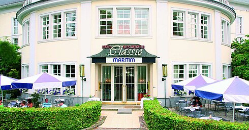 Vue extérieure du restaurant Classic au Maritim Hotel Bad Wildungen avec terrasse ensoleillée