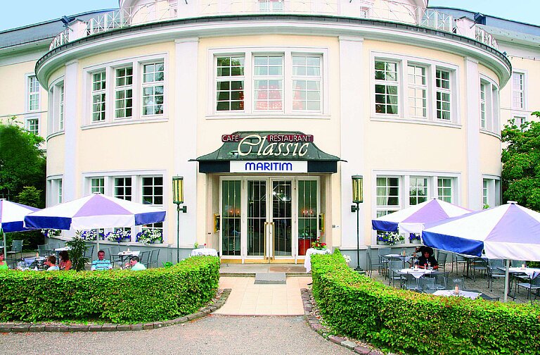 Vue extérieure du restaurant Classic au Maritim Hotel Bad Wildungen avec terrasse ensoleillée