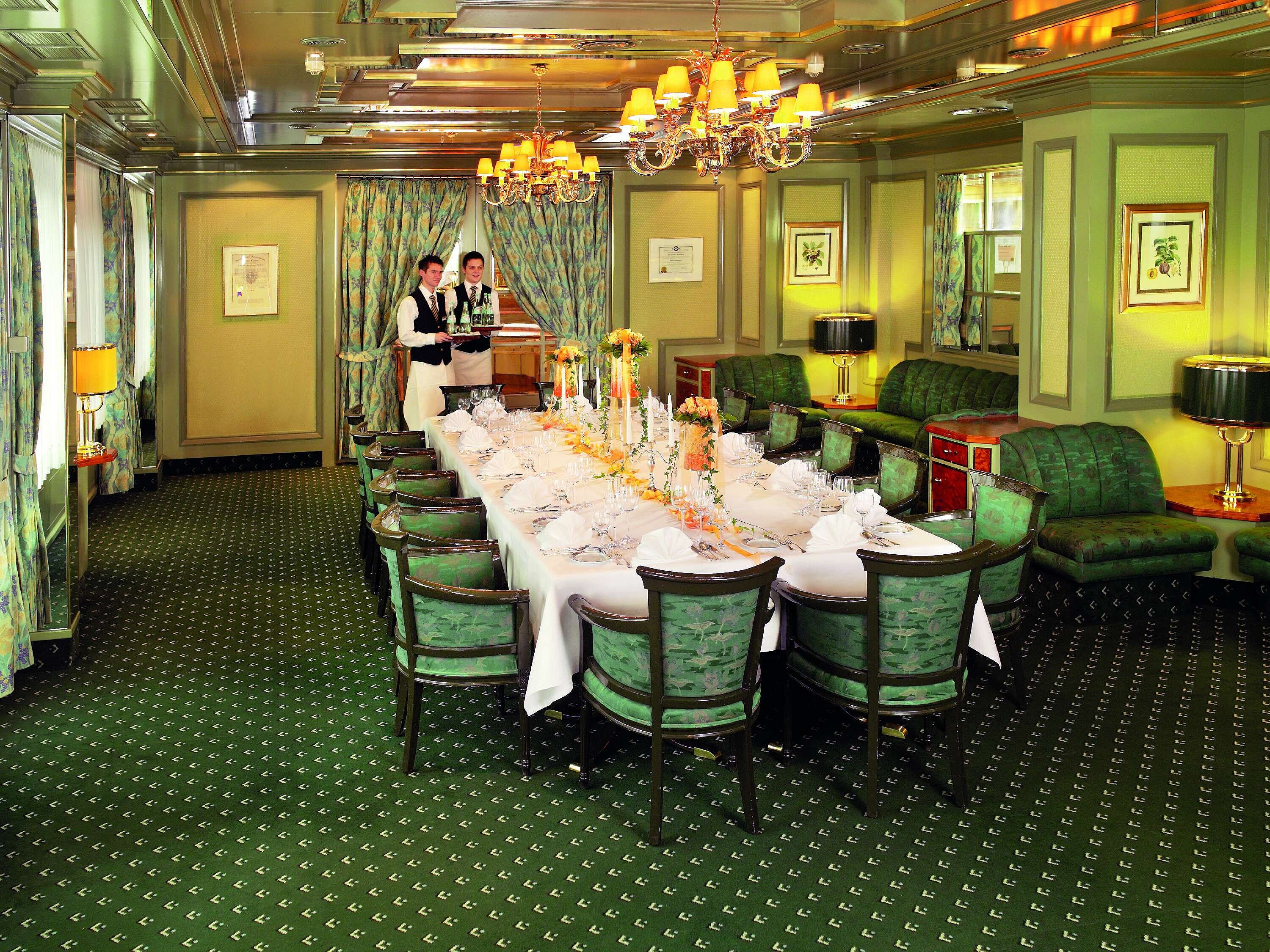 Sala con mesa festiva para ocasiones especiales en Maritim Hotel Bad Salzuflen