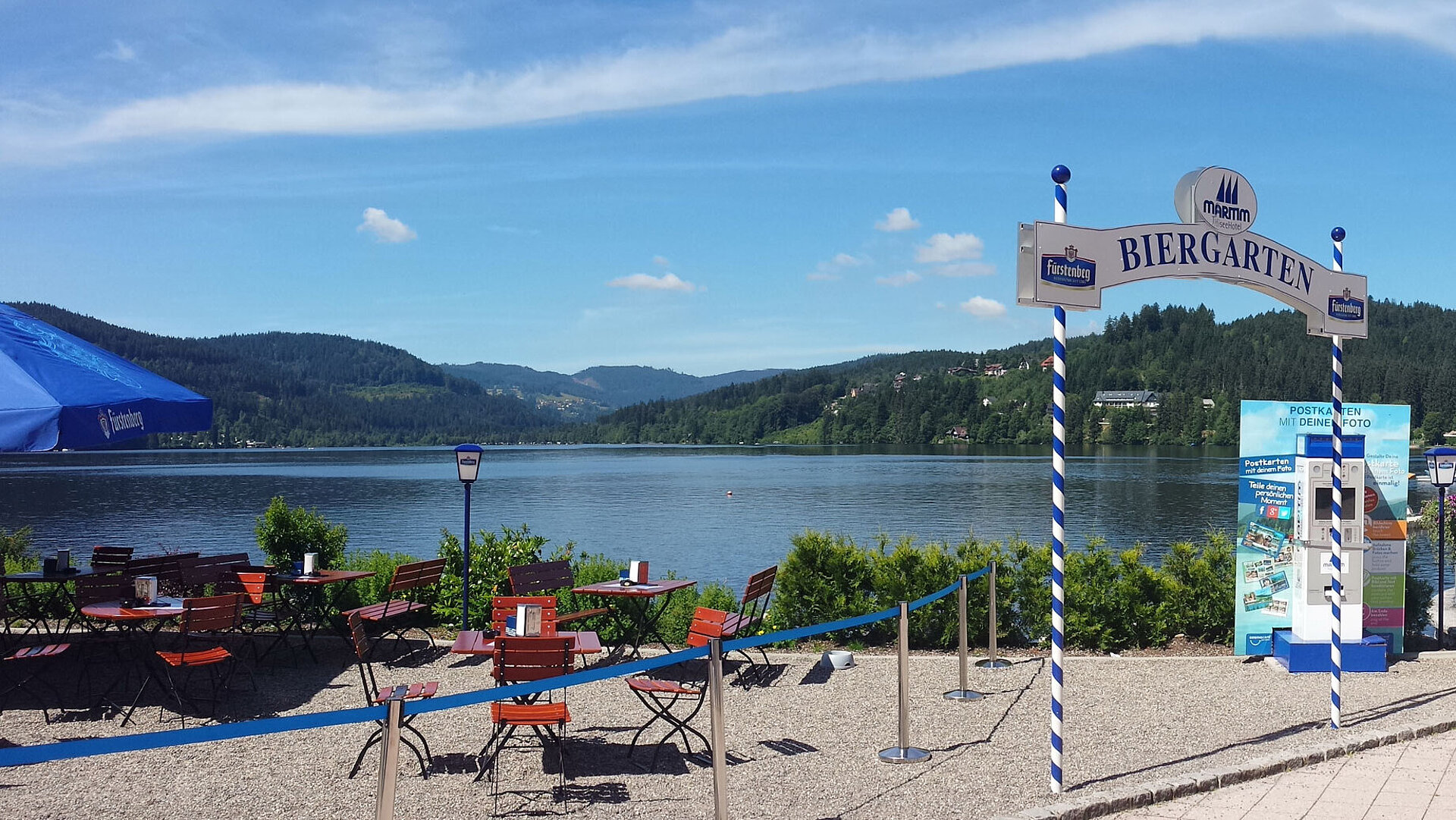 Biergarten Biergarten avec vue sur le Titisee et paysage de la Forêt-Noire