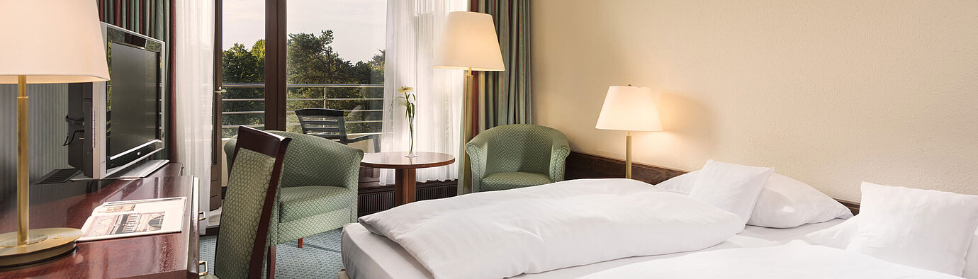 Camera Comfort Camera con balcone, scrivania e poltrone al Maritim Hotel Bad Salzuflen