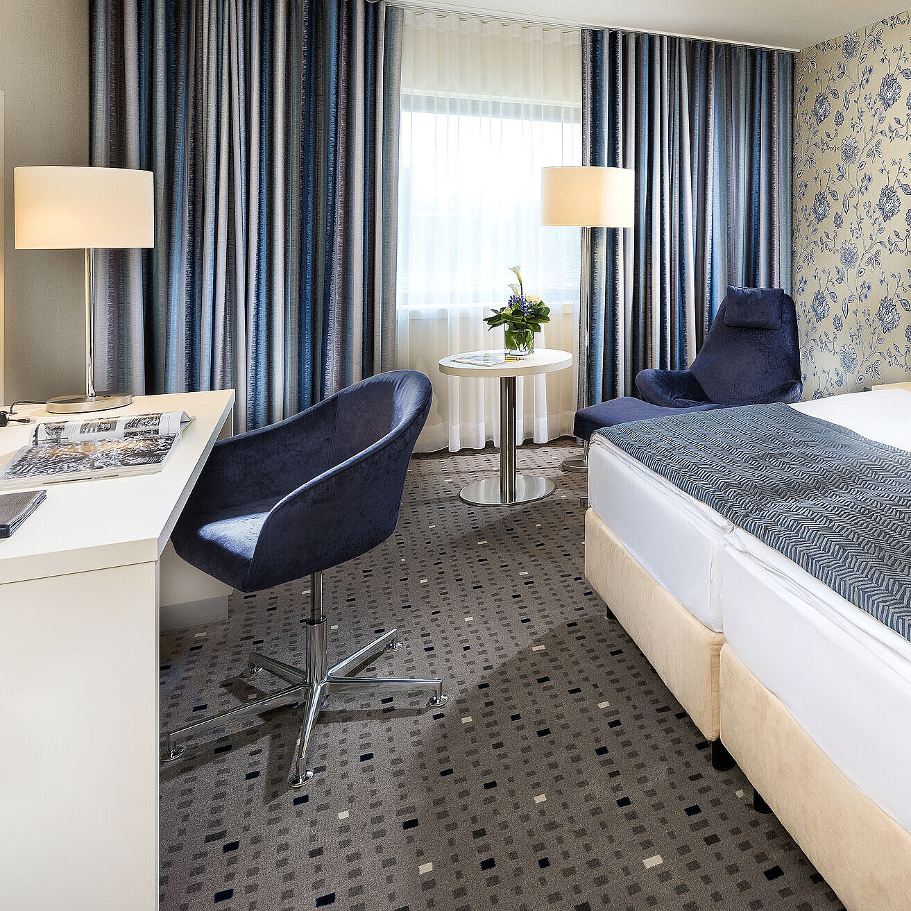 Habitación Superior en el Hotel Maritim Bonn con diseño moderno, cama acogedora, escritorio y cortinas elegantes. 