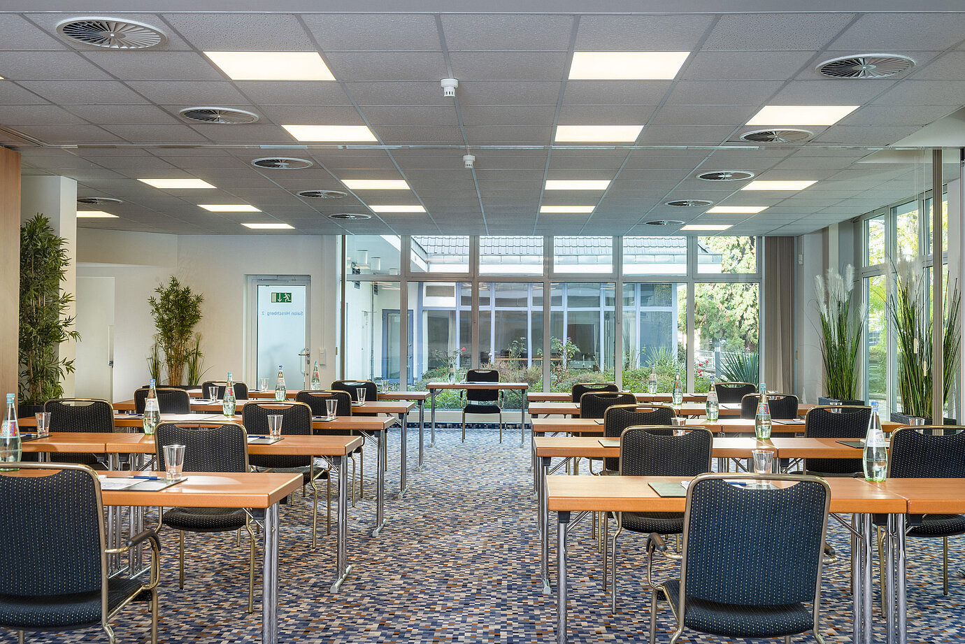 Sala de conferencias moderna con luz natural, asientos flexibles y ambiente elegante en el Maritim Hotel Königswinter.
