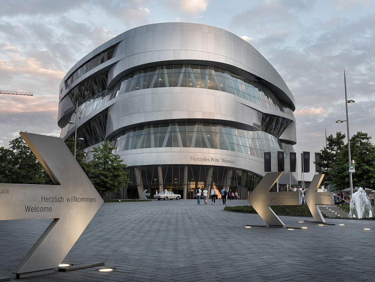 Vue extérieure du musée Mercedes-Benz à l’architecture moderne
