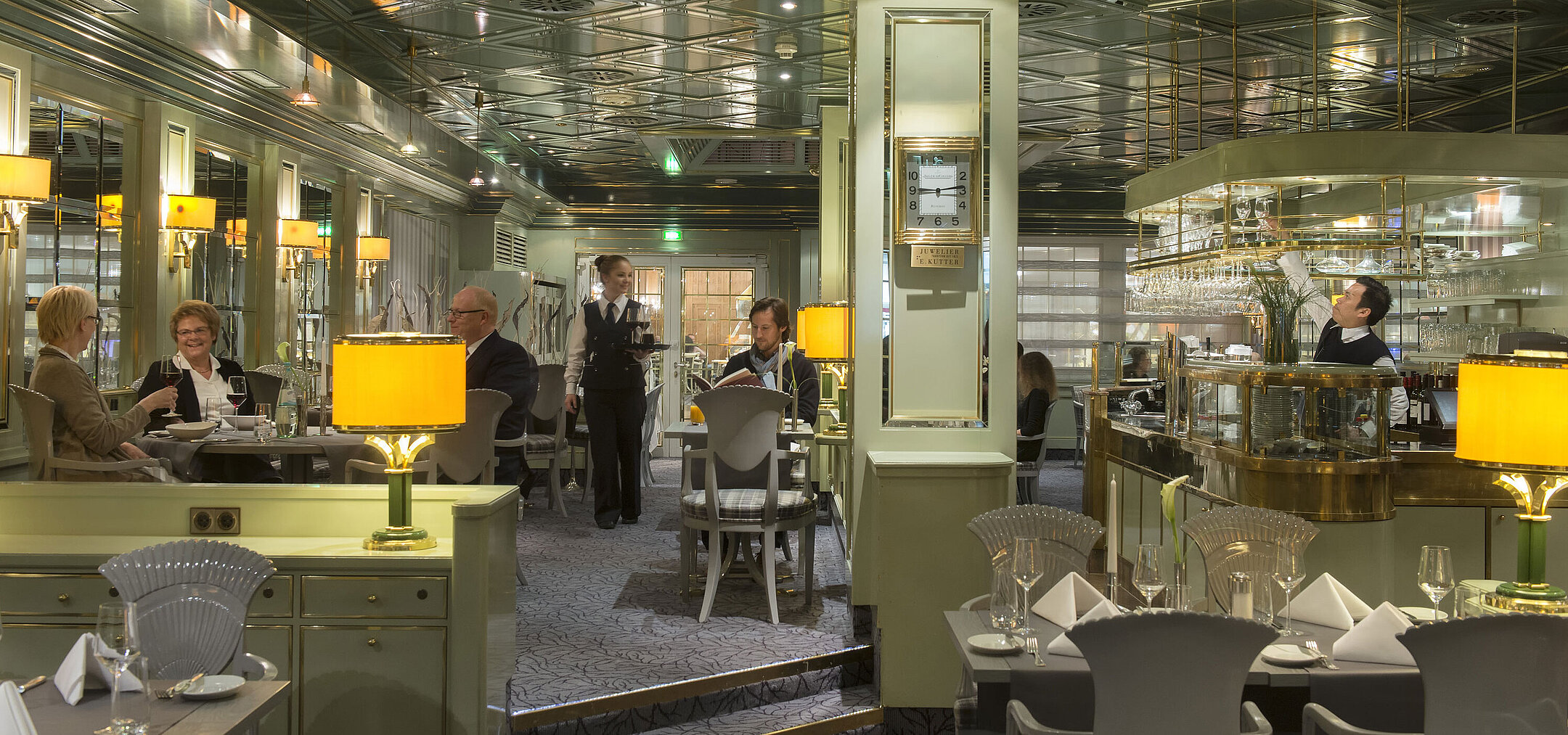 Restaurant élégant avec design raffiné et clients à l’hôtel Maritim