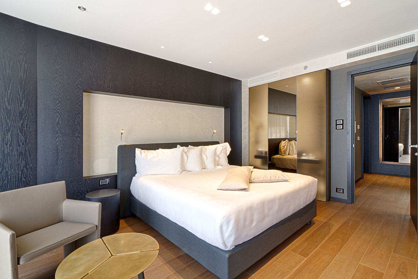 Chambre moderne avec lit king-size, niche claire et sol en bois au Maritim Hotel Plaza Tirana