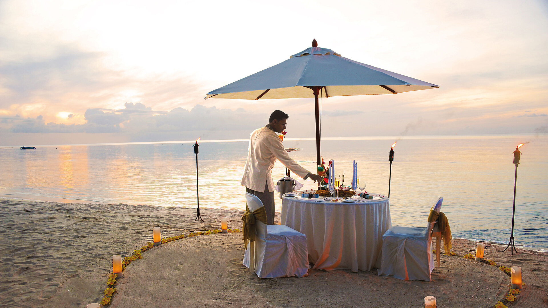 Dîner romantique sur la plage au coucher du soleil au Maritim Hotel Mauritius