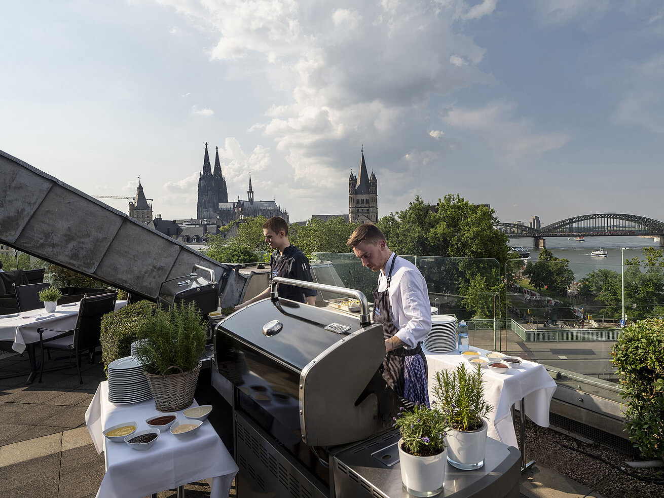 Terraza en la azotea del Hotel Maritim Colonia con vista a la catedral y el puente Hohenzollern.