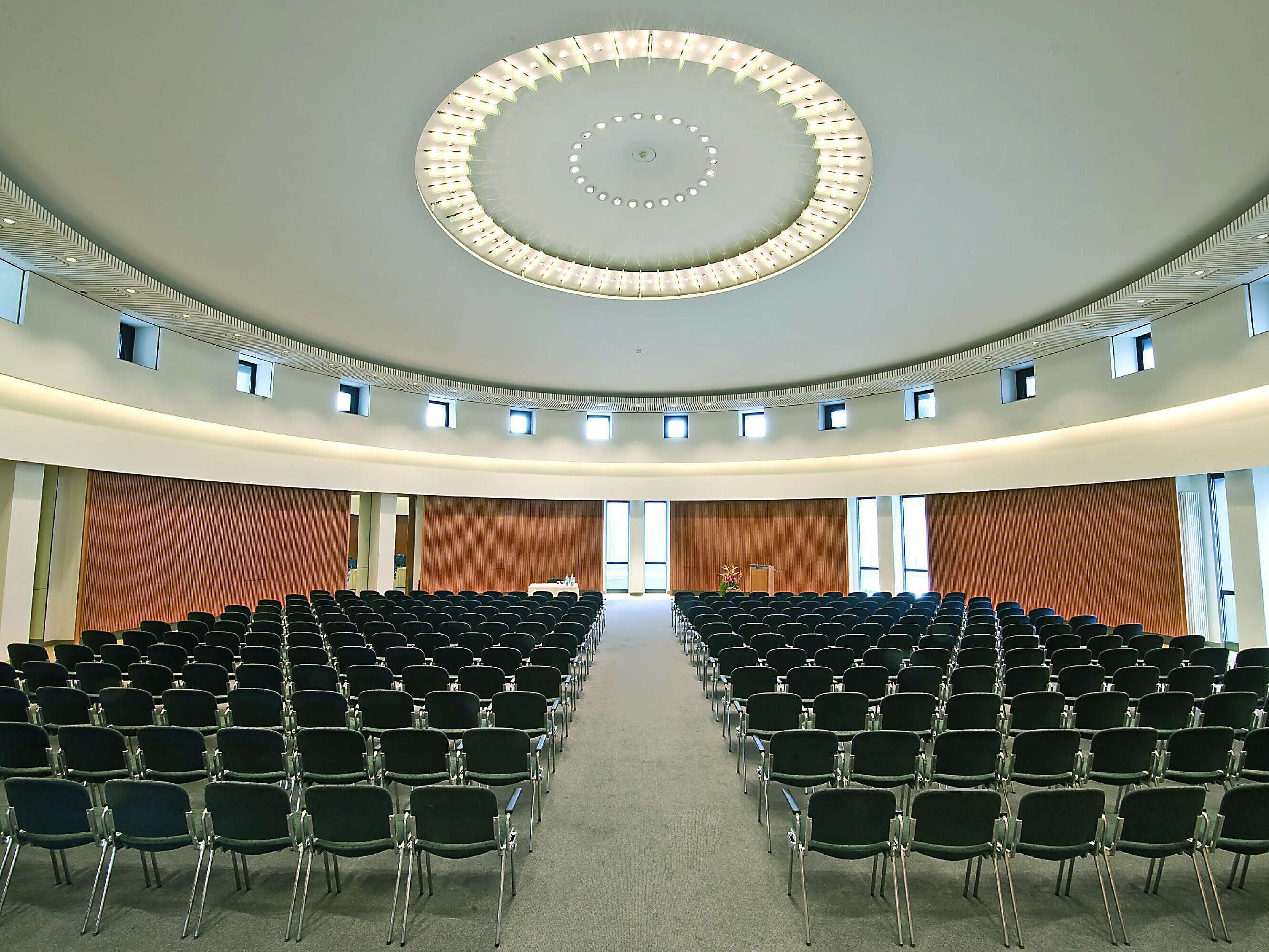 Kepler Saal du Maritim Hotel Ulm avec technologie de conférence moderne.