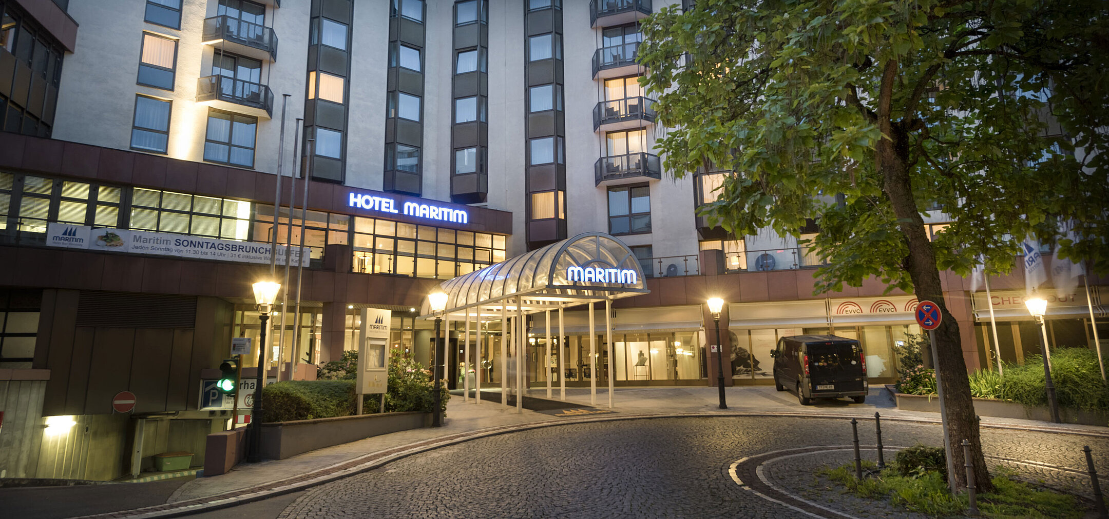 Atmospheric hotel entrance of Maritim Hotel Bad Homburg at dusk with lighting.