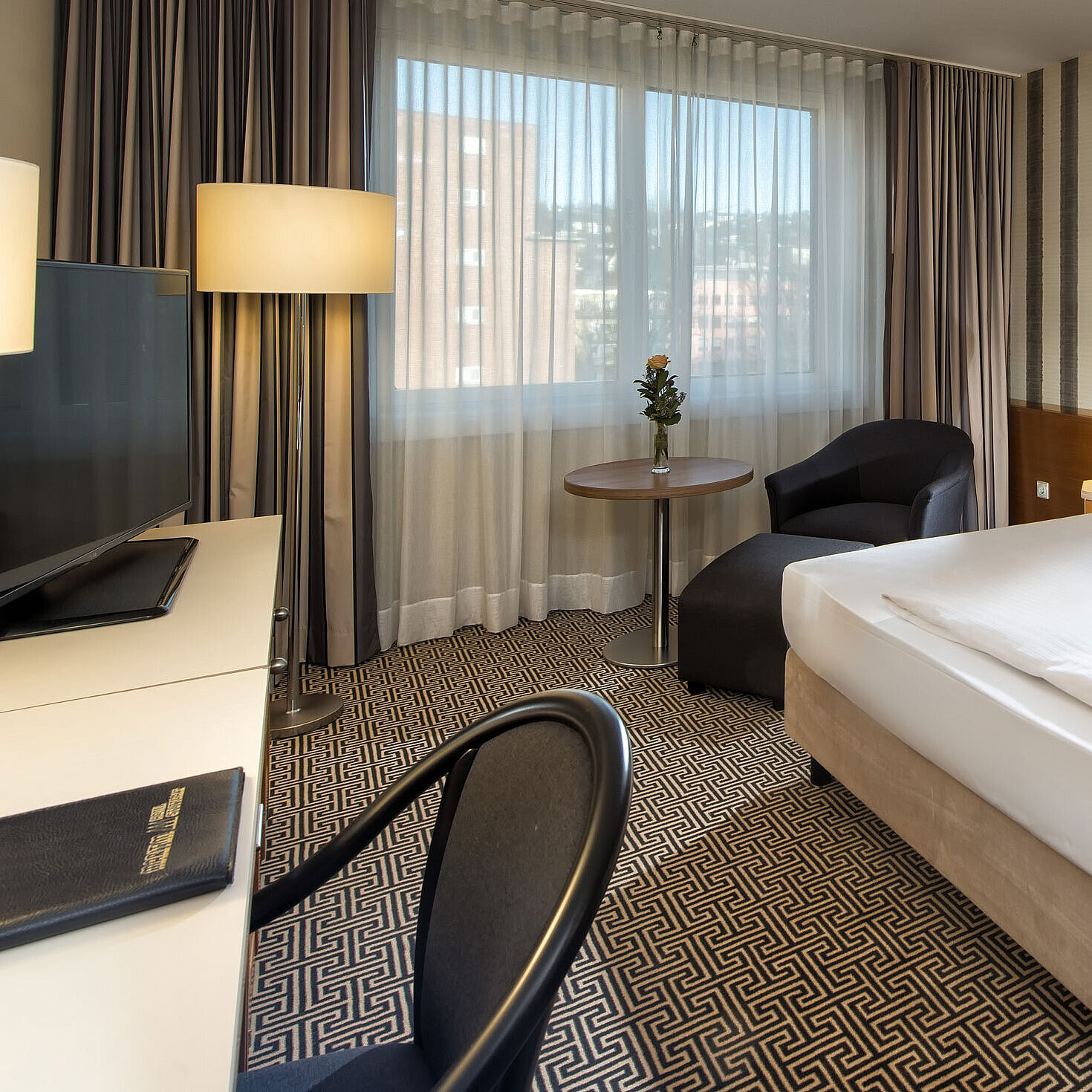 Habitación individual moderna con escritorio y vista a la ciudad en Maritim Hotel Stuttgart