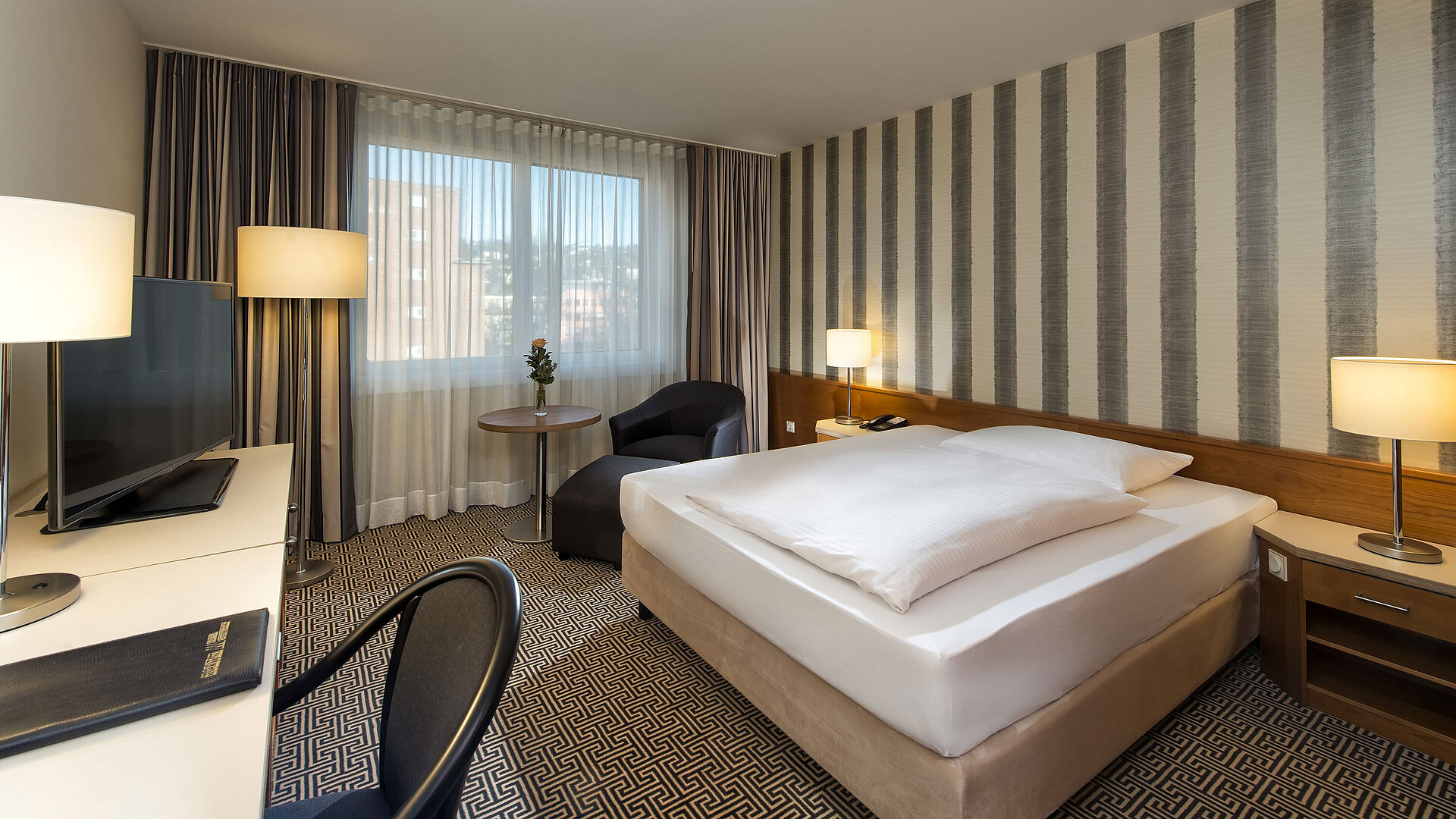 Chambre individuelle moderne avec vue sur la ville à l’hôtel Maritim Stuttgart