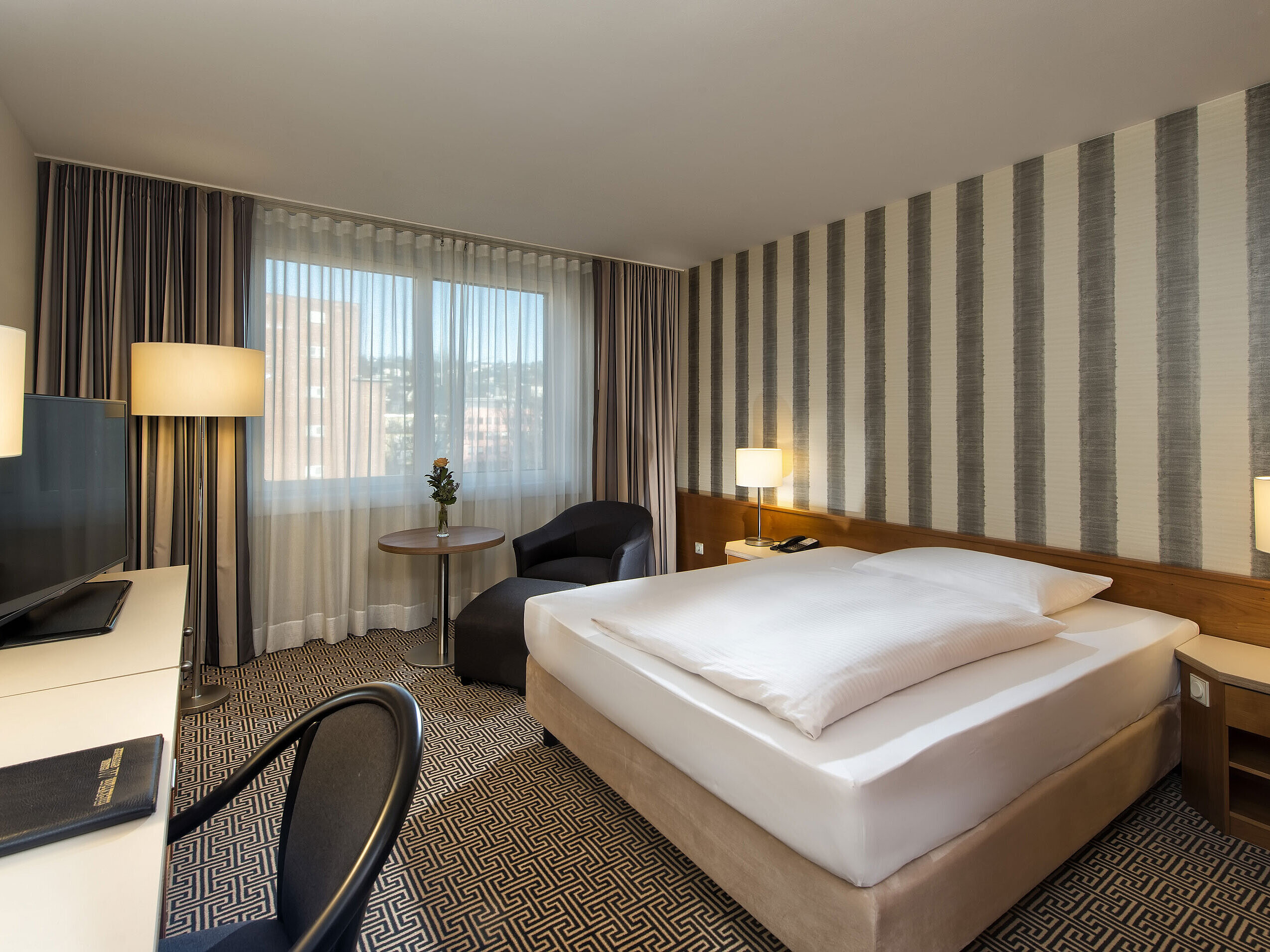Chambre individuelle moderne avec vue sur la ville à l’hôtel Maritim Stuttgart