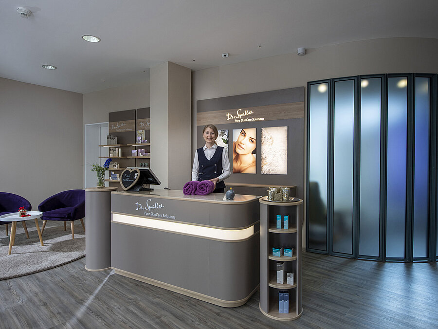 Personnel accueillant à la réception du spa du Maritim Hotel Titisee avec produits Dr. Spiller