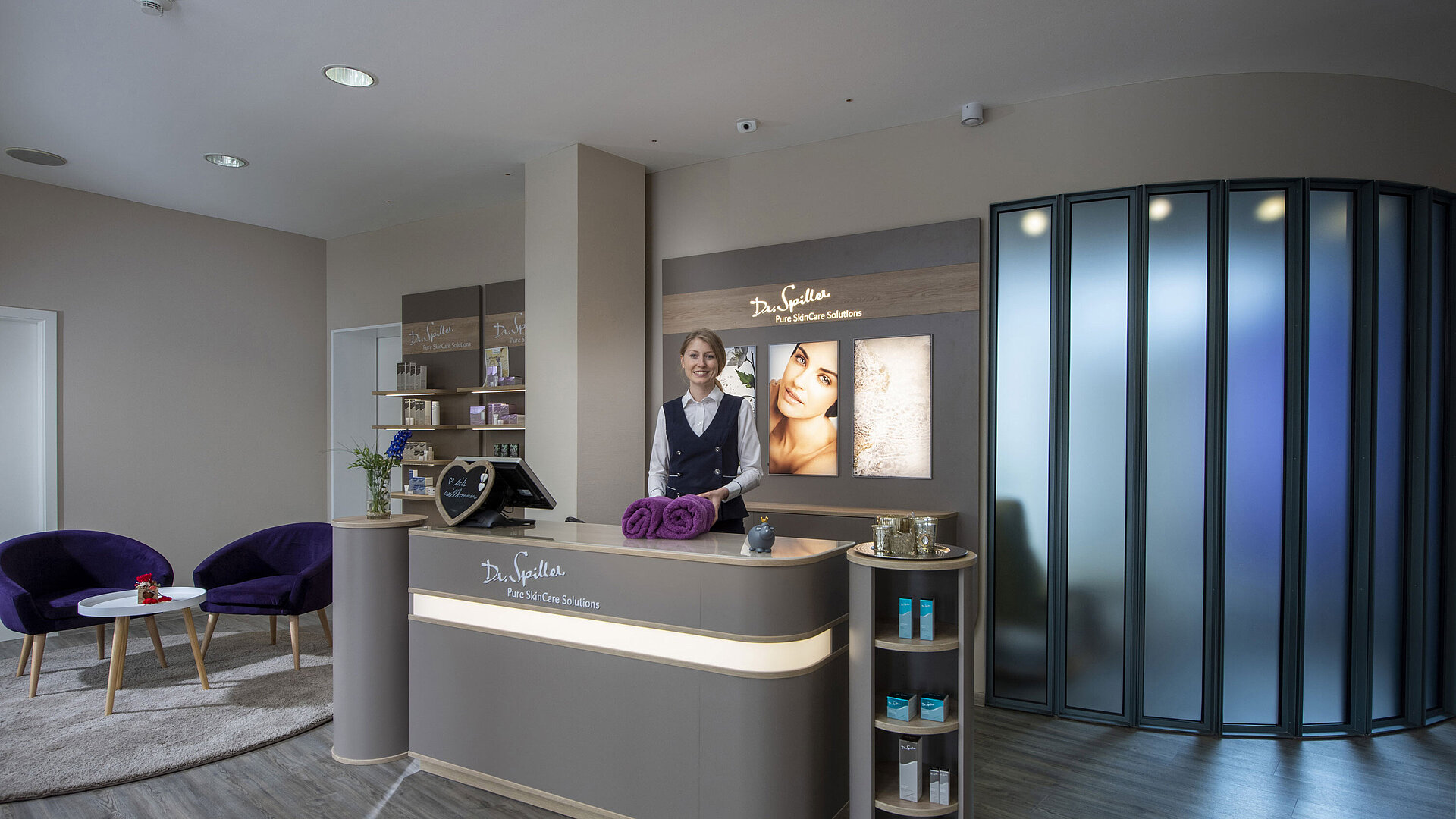 Personal amable en la recepción del spa del Maritim Hotel Titisee con productos Dr. Spiller