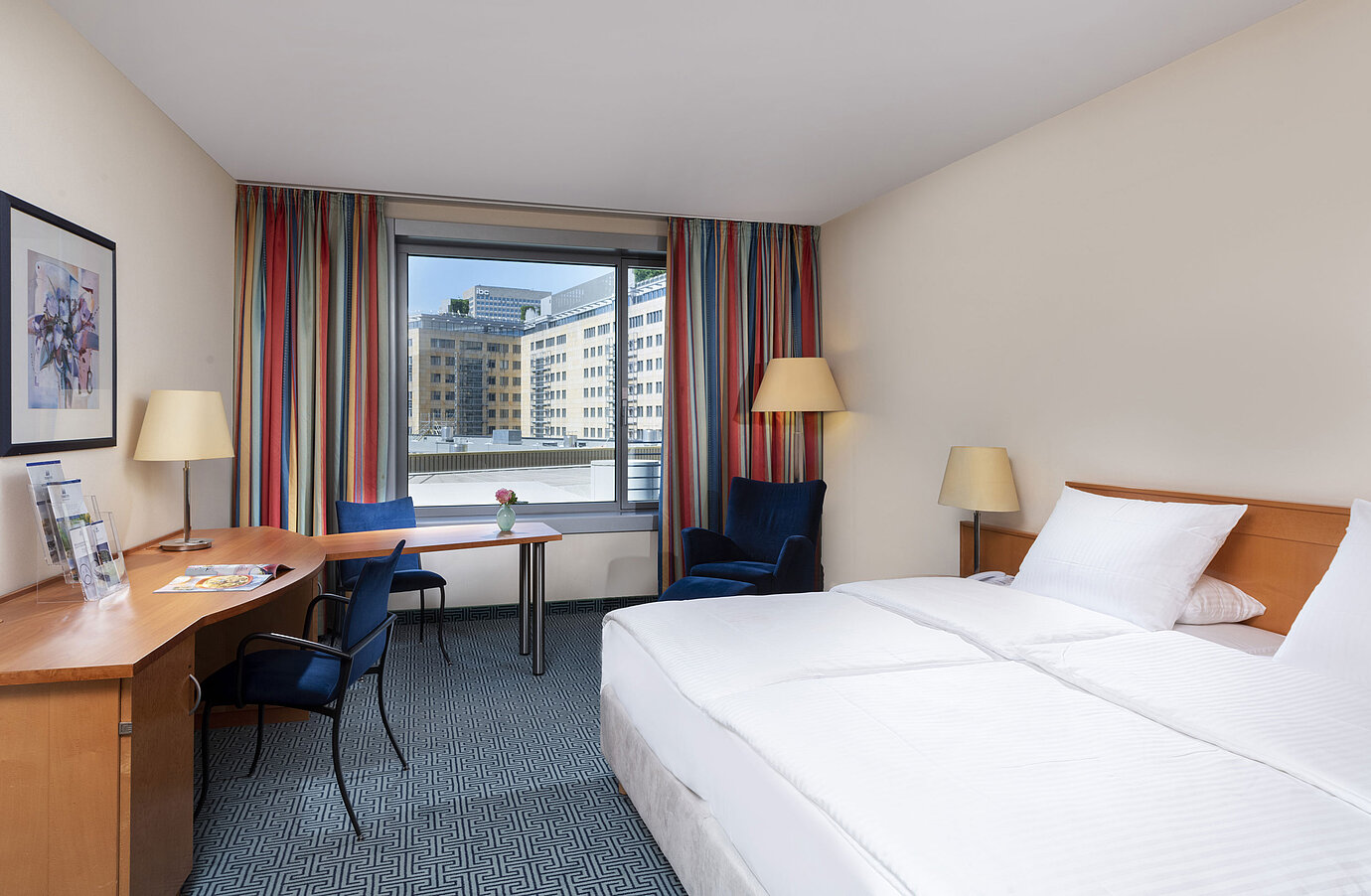 Camera Classic del Maritim Hotel Frankfurt con letto matrimoniale, scrivania e vista sulla città.