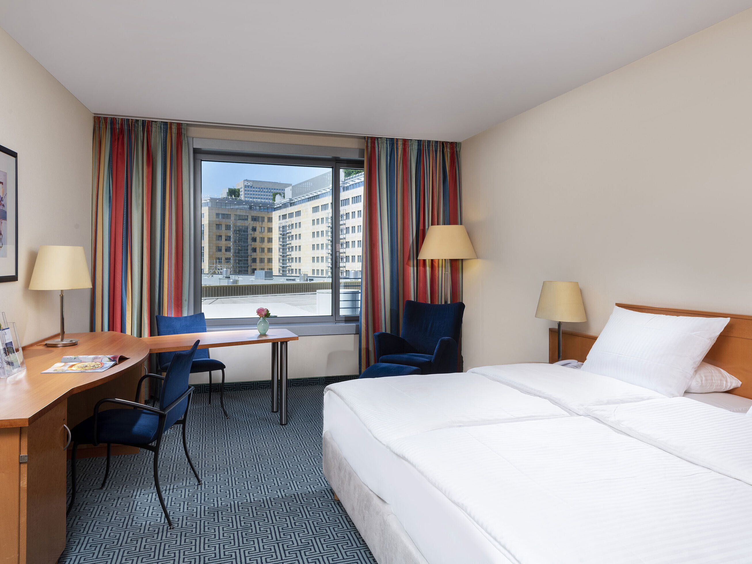 Chambre Classic du Maritim Hotel Frankfurt avec lit double confortable, bureau et vue sur la ville.