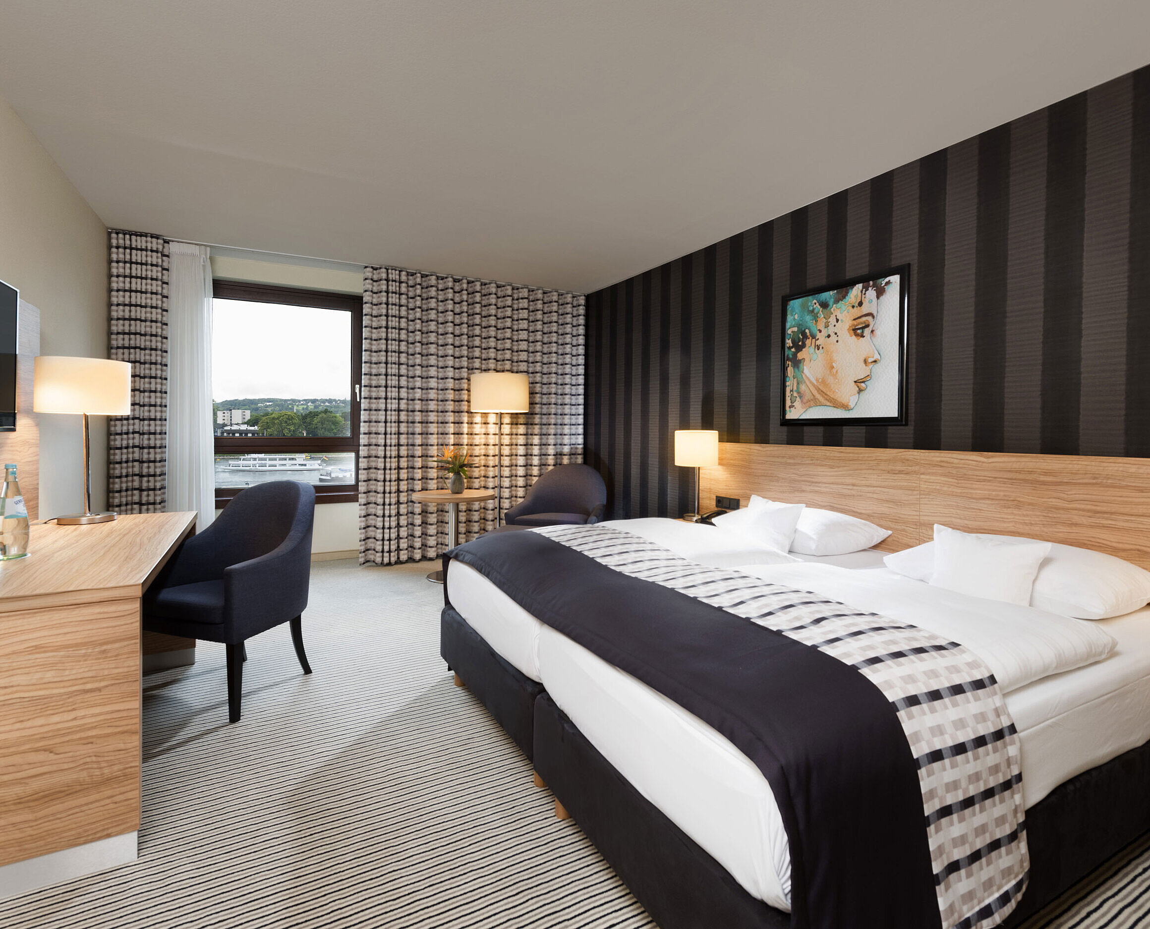 Chambre Superior Chambre double élégante de l'hôtel Maritim Königswinter avec vue sur le Rhin et design moderne.
