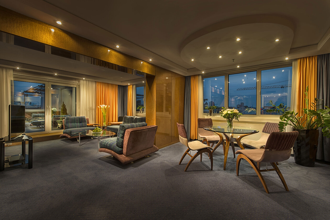 Salon élégant dans la suite présidentielle de l'hôtel Maritim proArte Berlin avec éclairage stylé et vue.