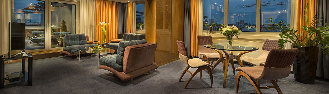 Presidential suite Elegant living room in the Presidential Suite at Maritim proArte Hotel Berlin with stylish lighting and view.