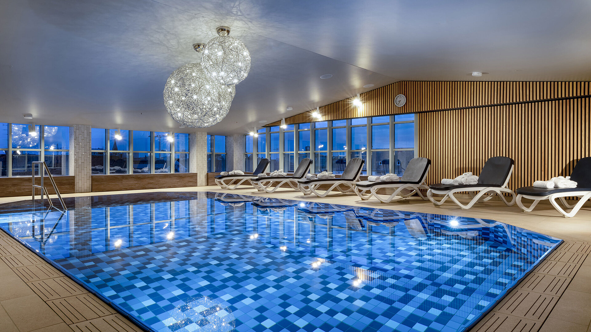 Piscine Espace bien-être avec transats et piscine à l’hôtel Maritim Munich