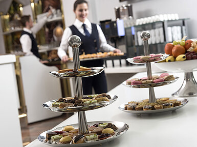 Sélection de snacks, fruits et pâtisseries avec personnel au Maritim Hotel Stuttgart