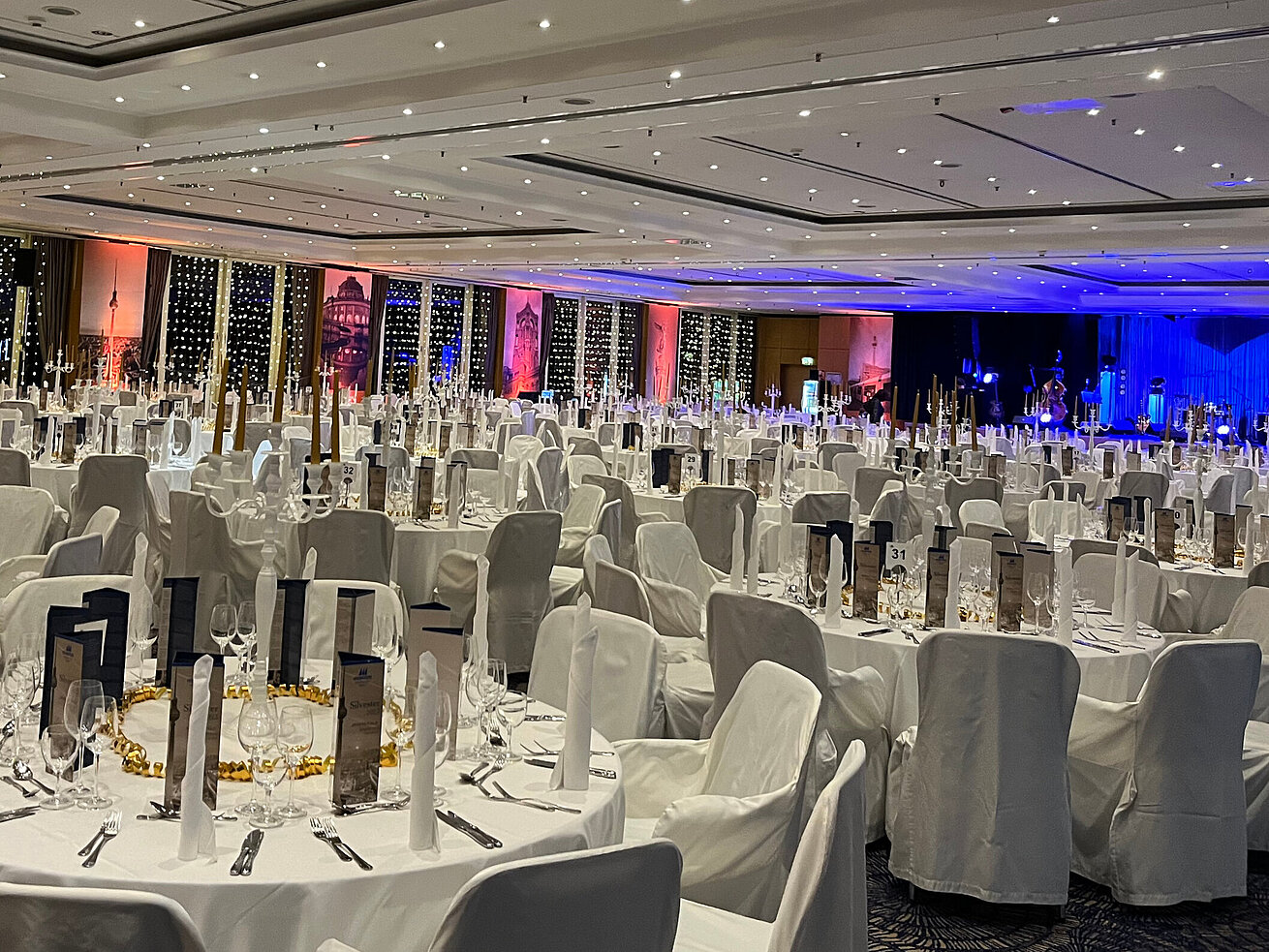New Year's Eve celebration in Berlin Elegantly set tables and a decorated event hall for a New Year's Eve celebration in Berlin.