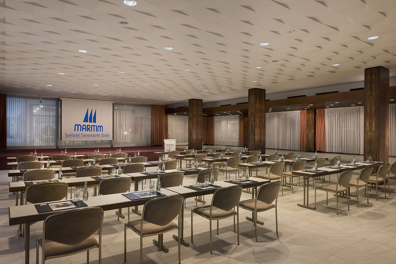 Sala de conferencias «Bremen» en Maritim Seehotel Timmendorfer Strand con asientos y escenario.