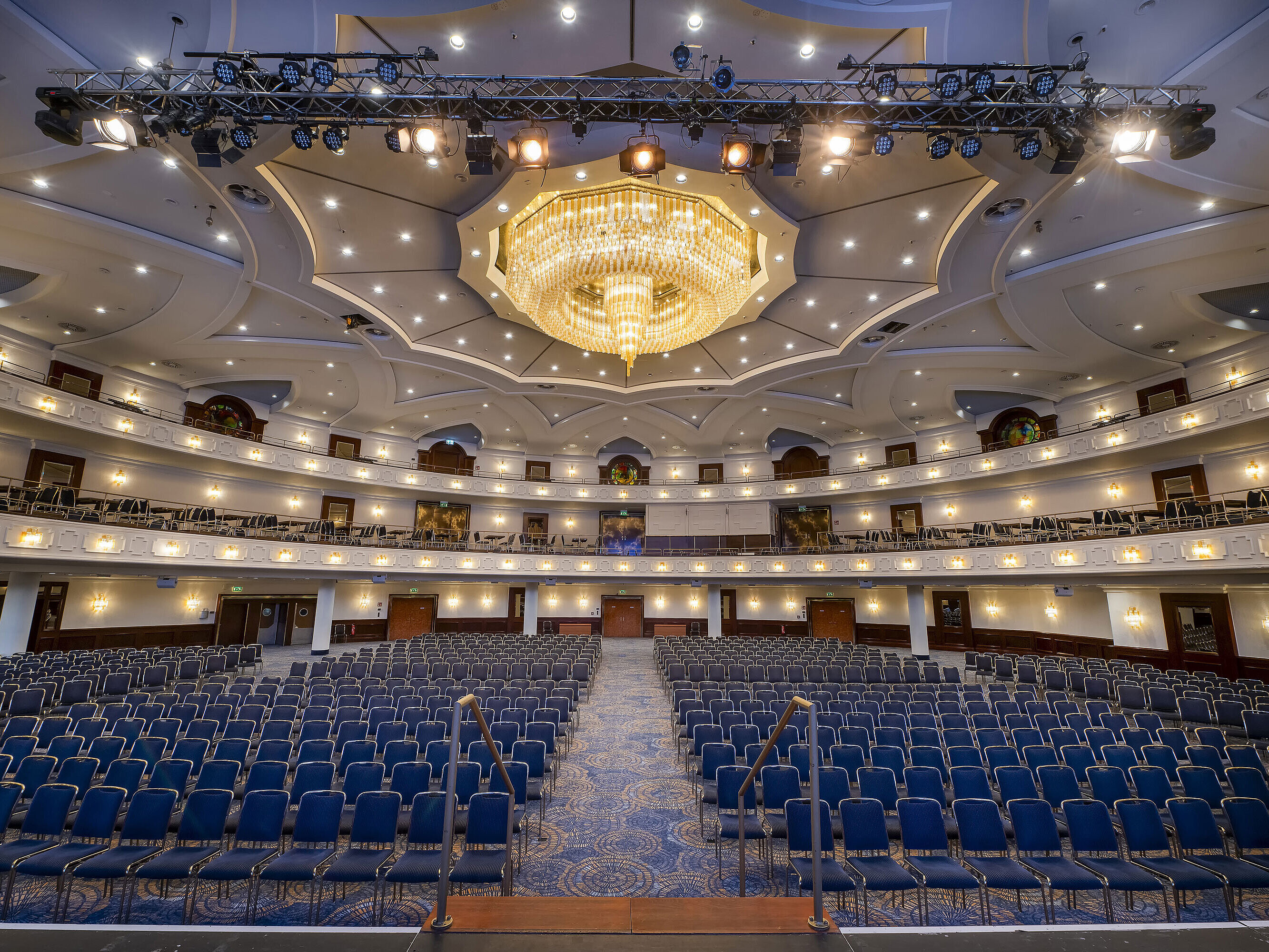 Espaciosa sala Maritim en Maritim Hotel Colonia, ideal para grandes eventos y conferencias,con iluminación y asientos lujosos