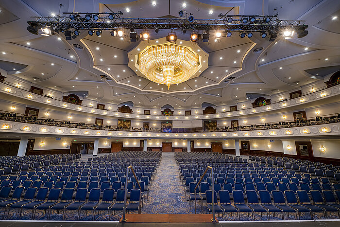 Espaciosa sala Maritim en Maritim Hotel Colonia, ideal para grandes eventos y conferencias,con iluminación y asientos lujosos