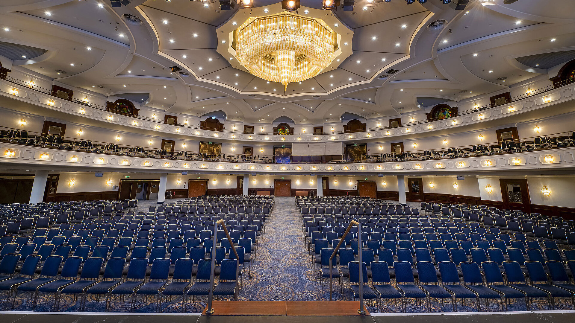Espaciosa sala Maritim en Maritim Hotel Colonia, ideal para grandes eventos y conferencias,con iluminación y asientos lujosos