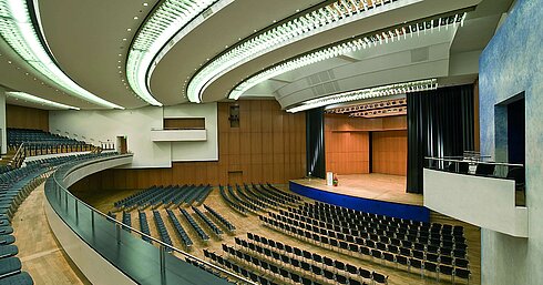 Einstein Saal au Maritim Hotel Ulm avec scène et espace de présentation.