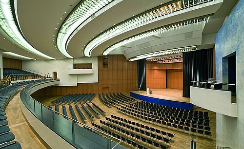 Einstein Saal en el Maritim Hotel Ulm con escenario y zona de presentaciones.