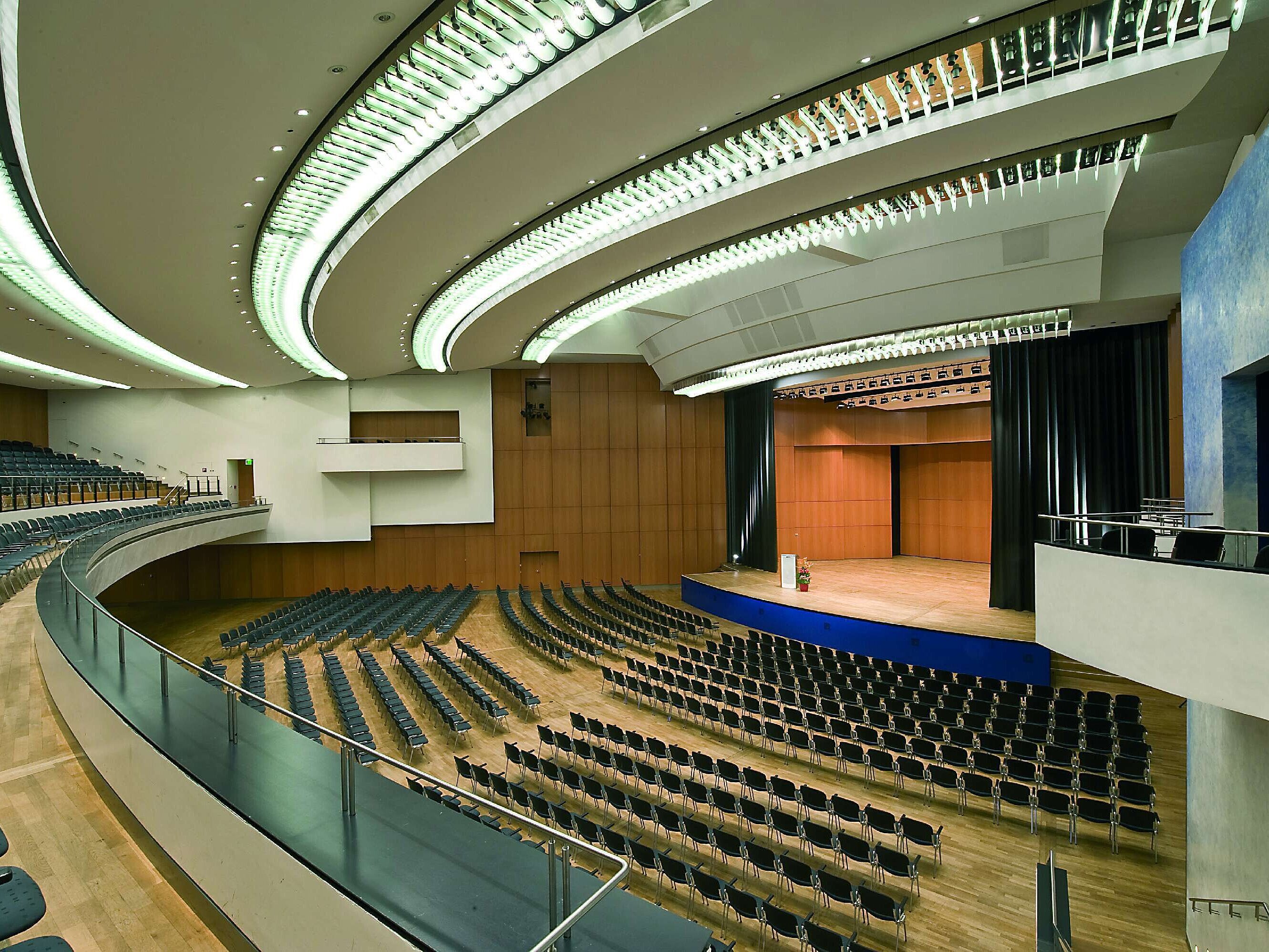 Einstein Saal au Maritim Hotel Ulm avec scène et espace de présentation.