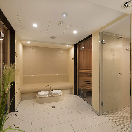 Espace sauna et bien-être moderne au Maritim Hotel Würzburg avec hammam, bain de pieds et banquette de repos
