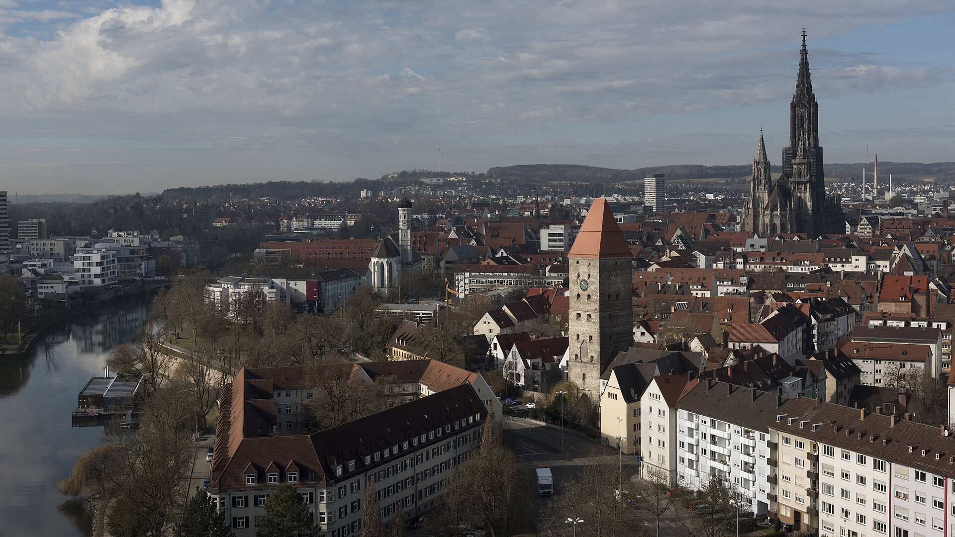 Ciudad de Ulm Vista de Ulm con el Danubio, torre y Münster a plena luz del día.