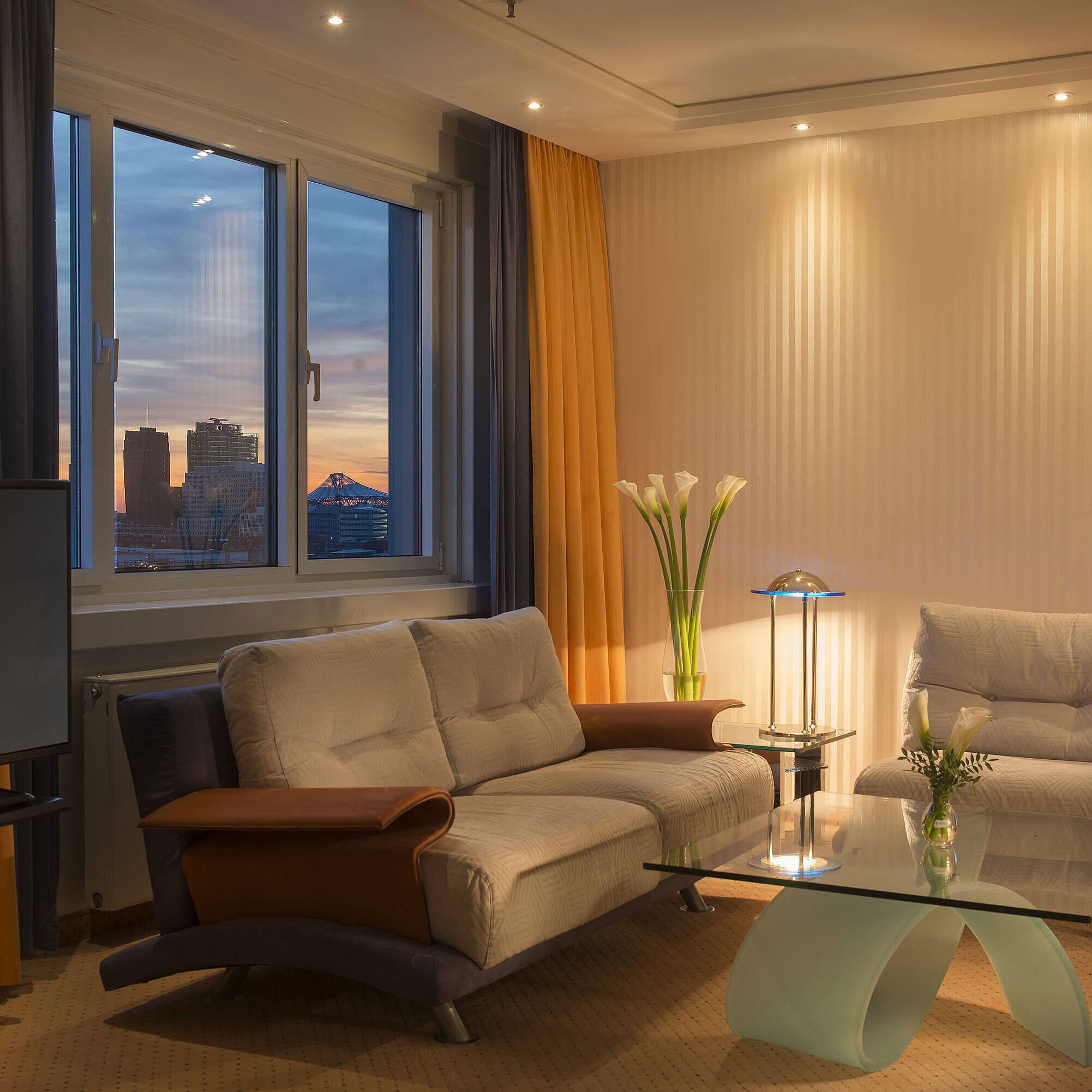Suite Peter Kuckei Area salotto con vista al tramonto nella Suite Kuckei del Maritim proArte Hotel Berlino.