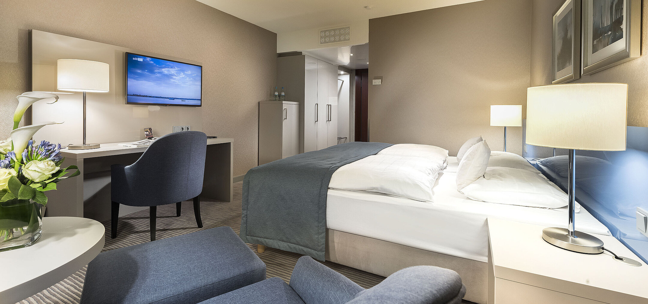 Chambre supérieure à l'Hôtel Maritim Bonn avec lit double, bureau, TV et décoration moderne. Confortable et élégante.